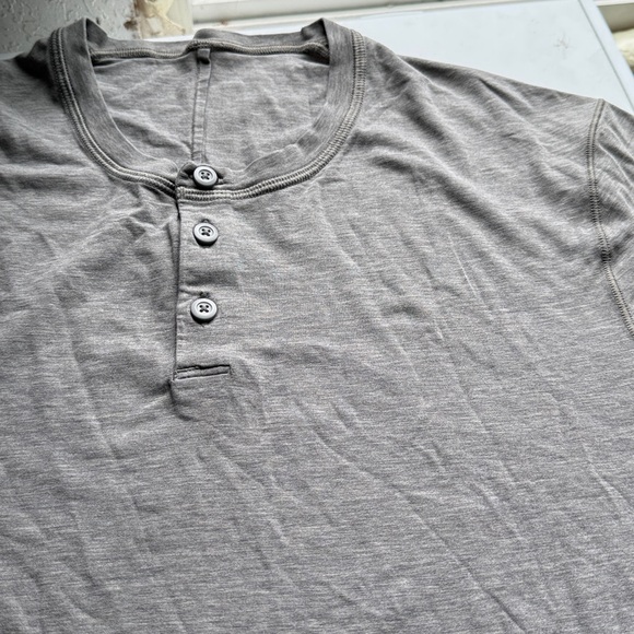 Mens LULULEMON long sleeve shirt - Picture 2 of 5